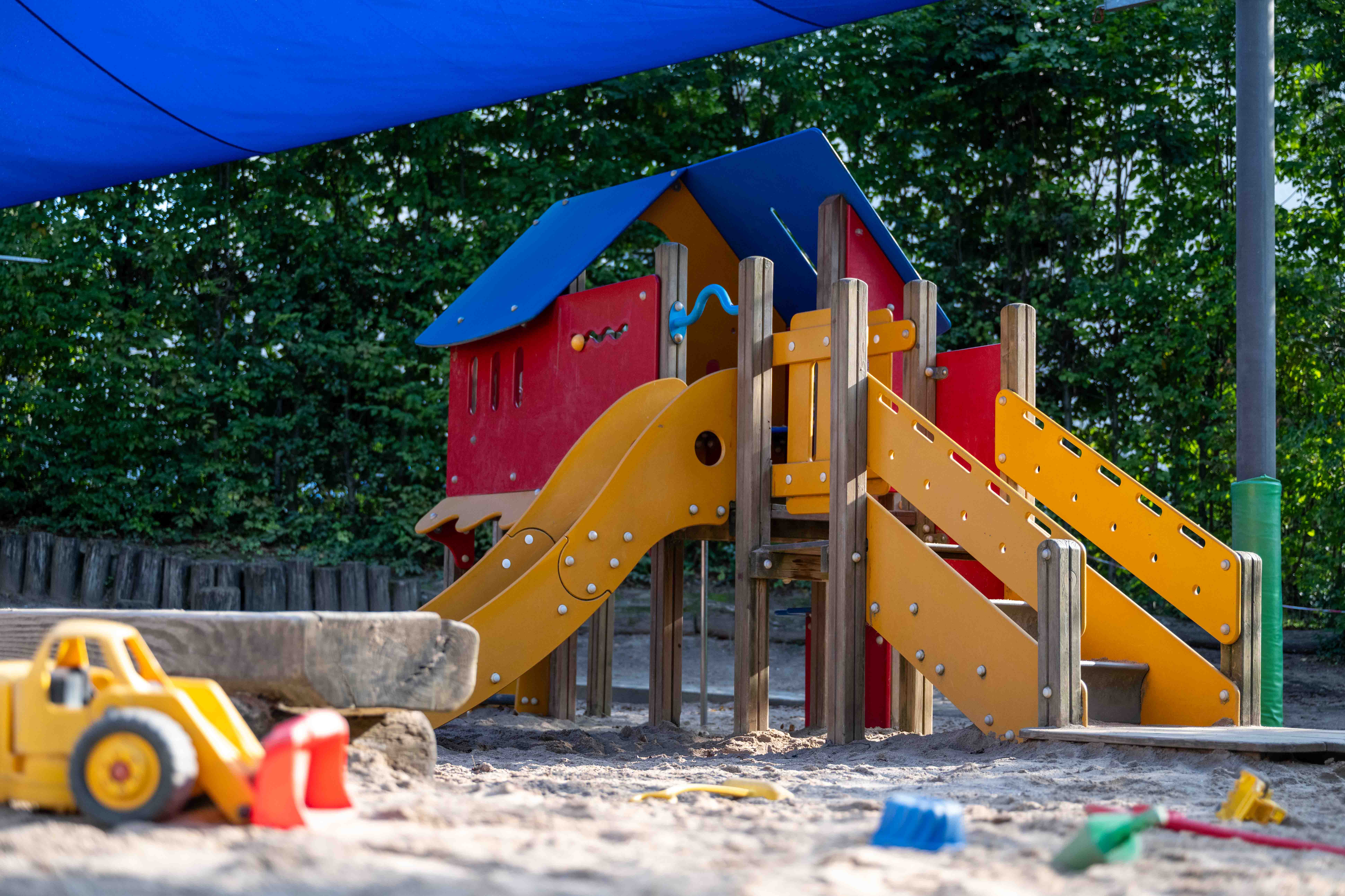 ausstattung_buntes_spielhaus_aussen
